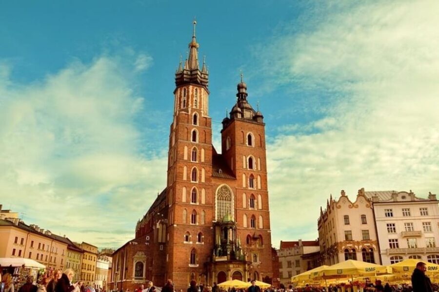 Krakow : Old Town Walking Tour With A guide - Key highlights you should care about