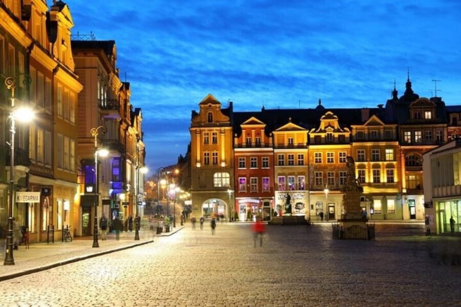 Krakow : Old Town Walking Tour With A guide - Town Hall Tower: the quick visual “map lesson” stop