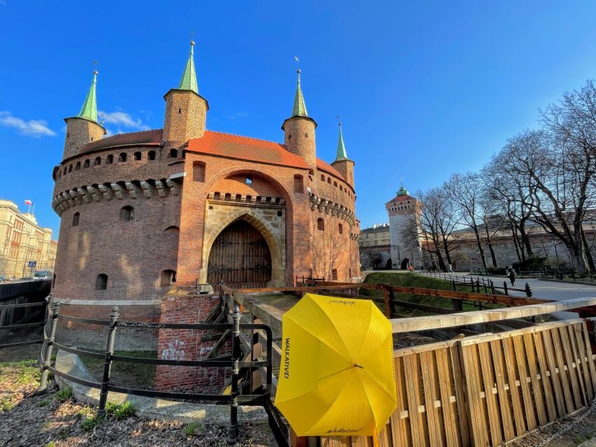 Kraków: Old Town & Wawel Castle Walking Tour in English - Entering Kraków’s UNESCO core: Barbican to St. Florian’s Gate