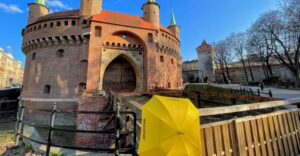Kraków: Old Town & Wawel Castle Walking Tour in English - Main Market Square and the Cloth Hall: Kraków’s center of gravity