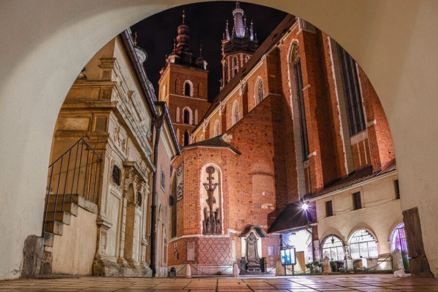 Kraków: Old Town & Wawel Castle Walking Tour in English - St. Mary’s Basilica and the trumpeter tradition