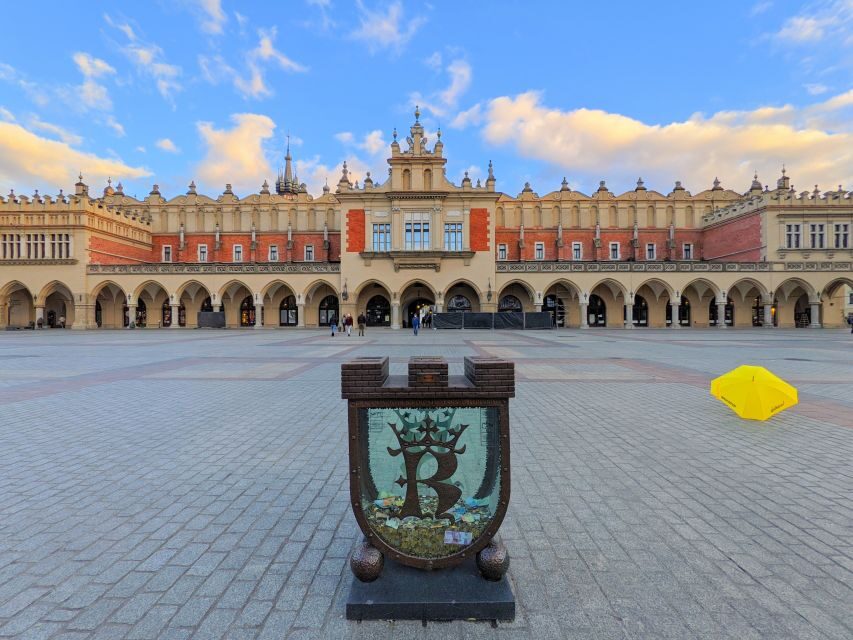 Kraków: Old Town & Wawel Castle Walking Tour in English - The walking pace, the built-in break, and how long things really take