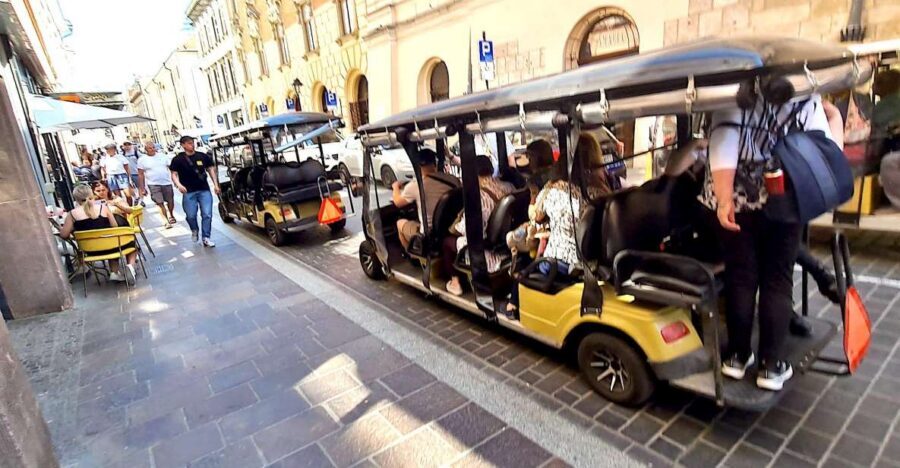 Krakow: Private Panoramic Tour by Golf Cart with Audio Guide - Old Town start: Main Market Square, Cloth Hall, and Wawel Castle vibes