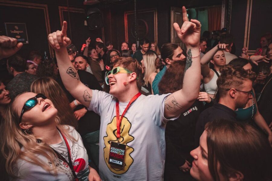 Krakow: Pub Crawl with 1 Hour of Unlimited Alcoholic Drinks - Who this Krakow pub crawl suits best