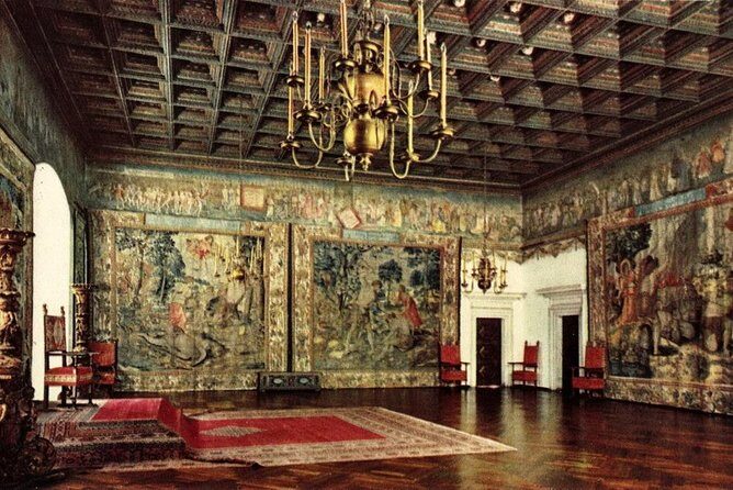 Krakow Skip The Line Wawel Castle and Cathedral Private Tour - Short stops: John Paul II, Kościuszko, and Krakow’s Royal Route to the Old Town