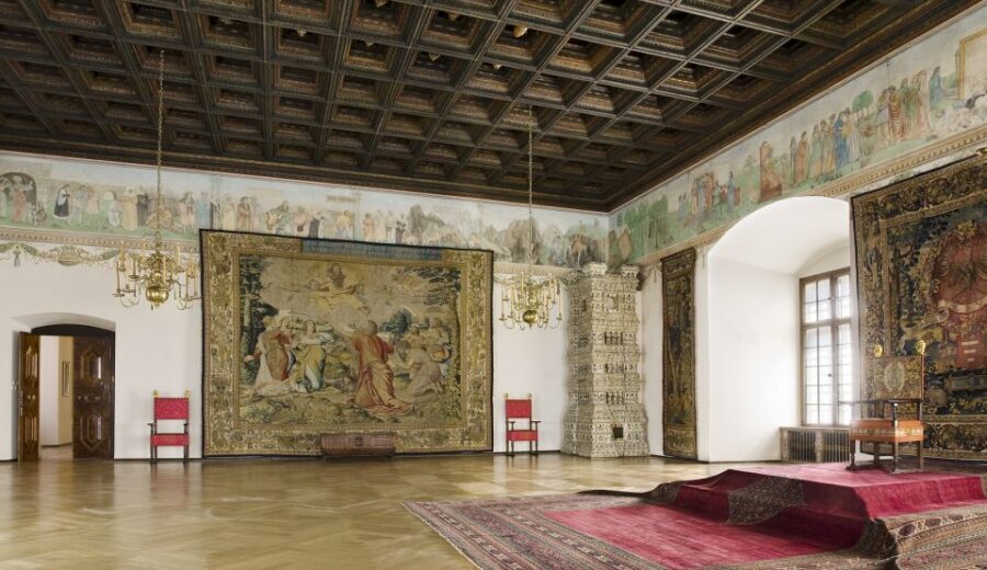 Krakow: Skip-the-Line Wawel Castle and Hill Guided Tour - Fast-track access to the State Rooms (and why time matters)