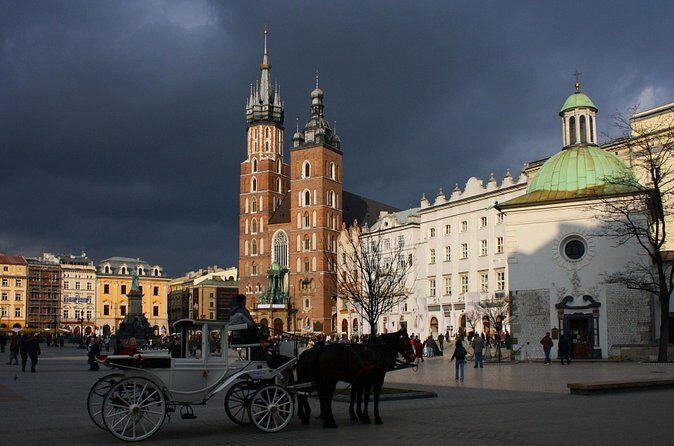 Krakow: Skip-the-Line Wawel Castle & Old Town Guided Tour - Wawel Castle State Rooms: Why the Skip-the-Line Matters