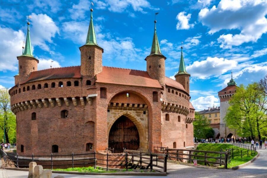 Krakow: St. Mary's Basilica visiting with short guided walk - From Piotr Skarga Square to the Old Town Rhythm