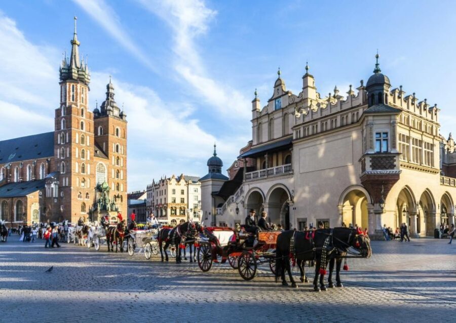 Krakow: St. Mary's Basilica visiting with short guided walk - St. Mary’s Bugle Call: The Hourly Legend You Can Time Your Visit Around