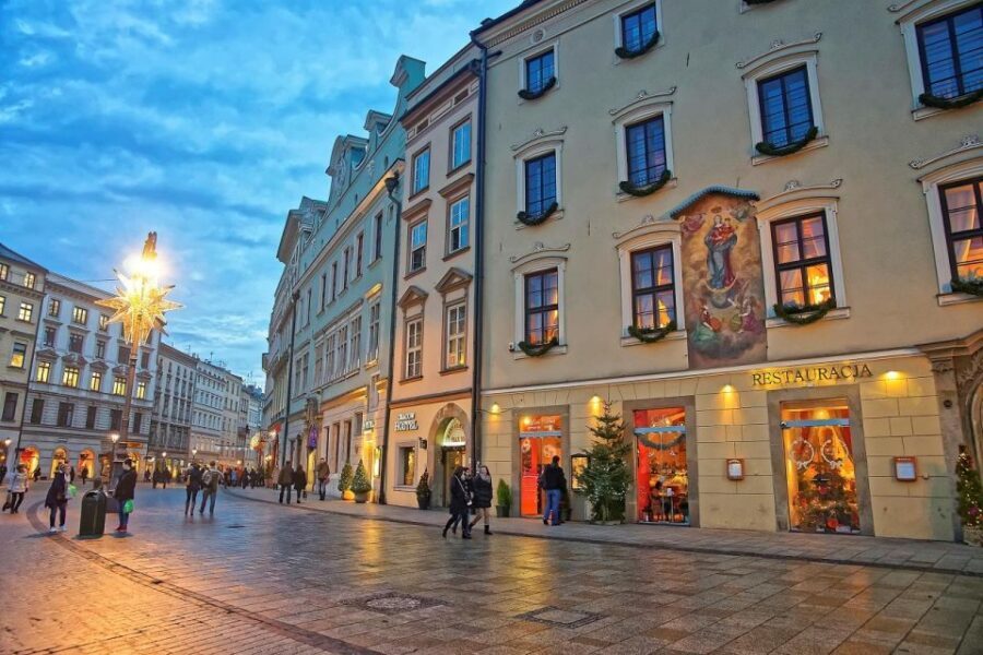 Krakow: St. Mary's Basilica visiting with short guided walk - Walking the Medieval Streets and Reading the City’s Clues