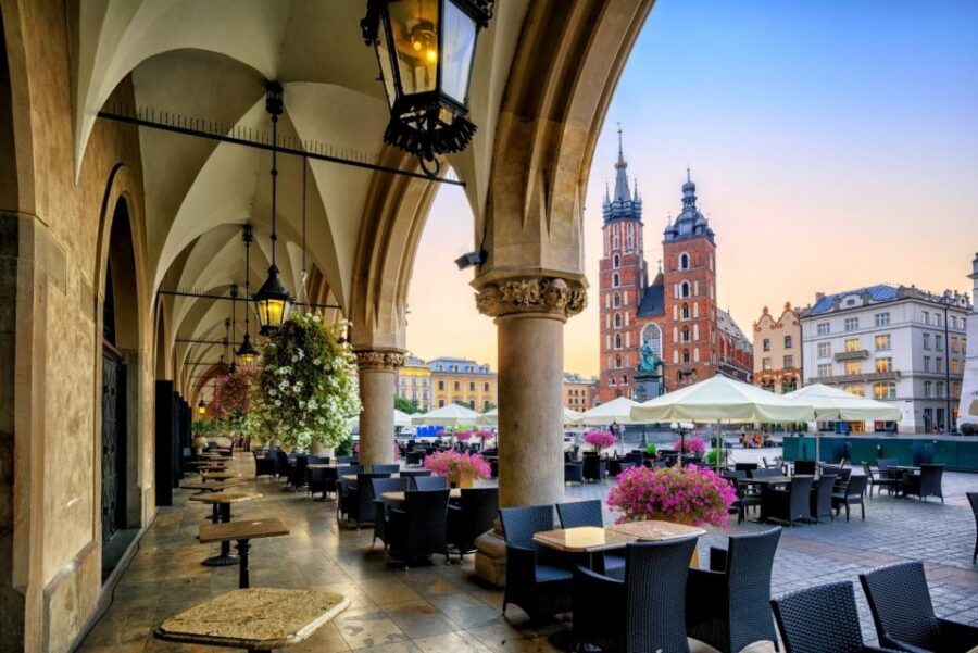 Krakow: St. Mary's Church and Rynek Underground Museum Tour - Meeting at Piotr Skarga Square: Getting Oriented Fast