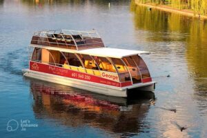Krakow: Vistula River Sightseeing Cruise with Audio Guide - Meeting at Wiślany Ogród and settling onto your ship