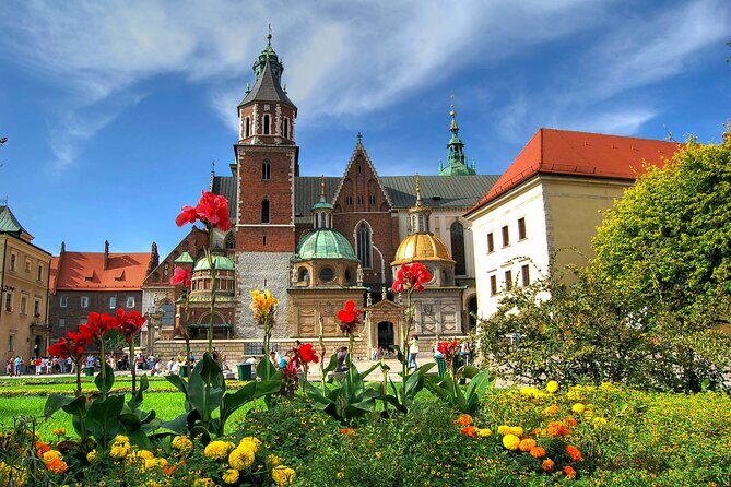 Krakow Walking Tour with Audioguide on Your Smartphone - Wawel Cathedral and Wawel Castle: Poland’s royal core