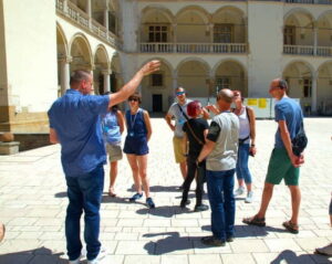 Krakow: Wawel Castle and Cathedral Guided Tour - Meeting at Kanonicza 25 and saving time with skip-the-line access