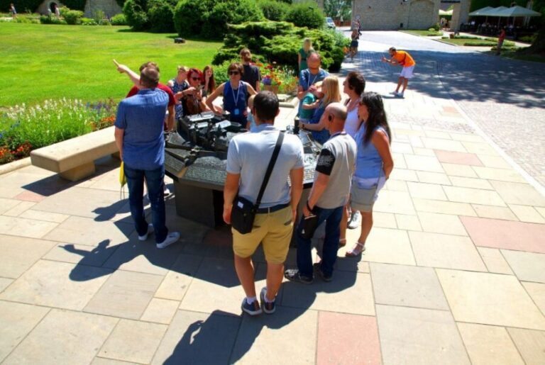 Krakow: Wawel Castle Guided Tour with Entry Tickets - Skip-the-line entry and a live guide: the smartest shortcut