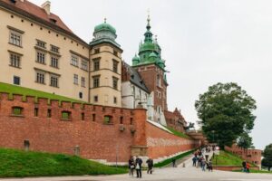 Krakow: Wawel Royal Hill with Optional Castle and Cathedral - Meeting Wawel correctly: where your guide takes over