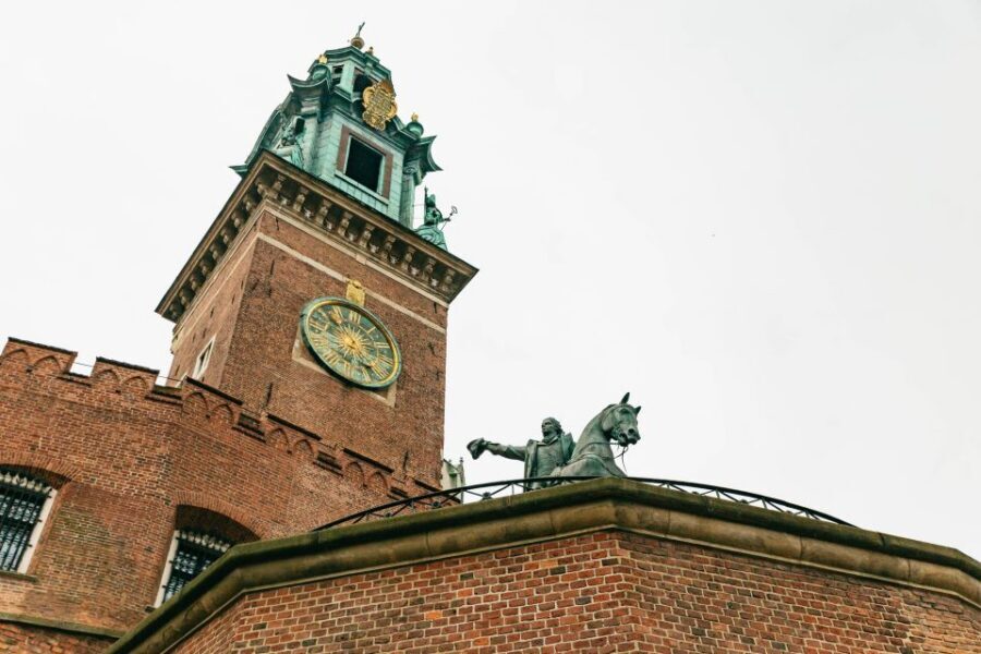 Krakow: Wawel Royal Hill with Optional Castle and Cathedral - From luxury-hotel views to Jan Długosz: the first waypoints