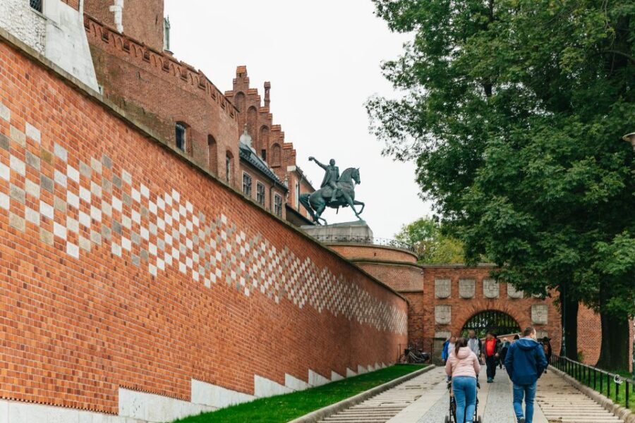 Krakow: Wawel Royal Hill with Optional Castle and Cathedral - Arms Gate to Kościuszko: how the walk builds meaning