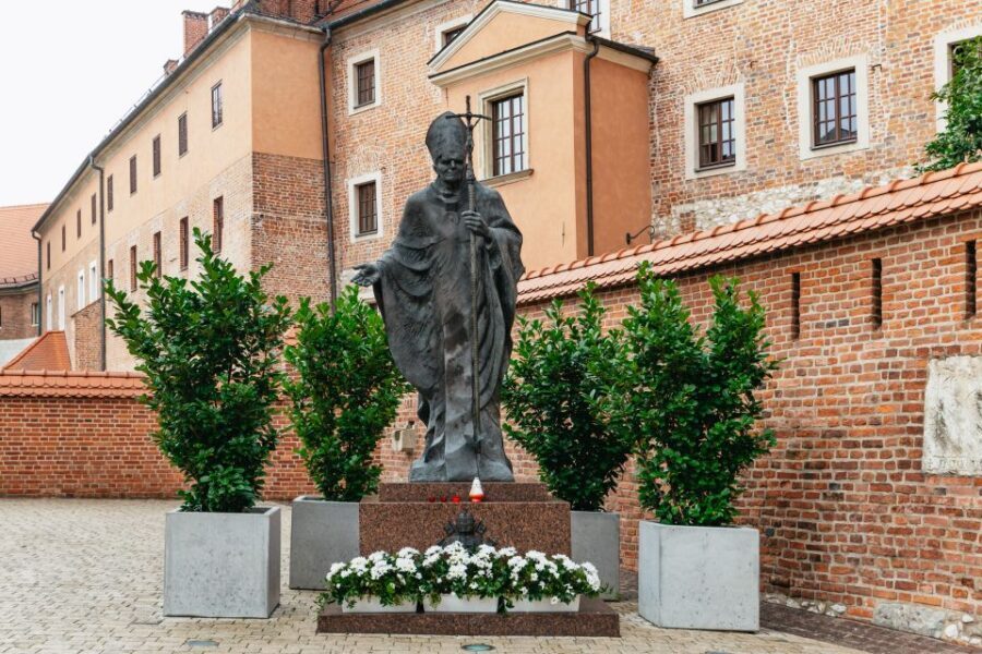 Krakow: Wawel Royal Hill with Optional Castle and Cathedral - Entering the heart: medieval courtyard and the Austrian Hospital viewpoint