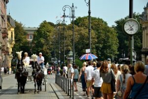 Krakow's Essential Tour of the Old Town and Wawel Castle - Rynek Główny Central Square: Europe’s Biggest Medieval Square Feeling Alive