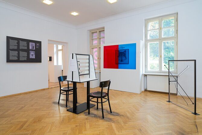 Museum of illusions Entry Ticket - Staff help and explanations: small things that make it click
