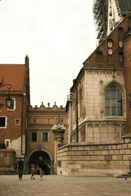 Mysterious Wawel Cathedral and Wawel Courtyard Guided Tour - Wawel Cathedral (About 85 Minutes): Tombs, Altars, and the Sigismund Bell