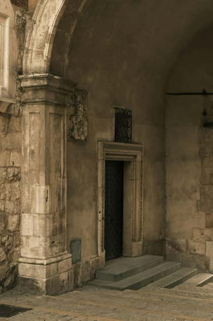 Mysterious Wawel Cathedral and Wawel Courtyard Guided Tour - The Historical Courtyard at Wawel Royal Castle: Walls, tablets, and nooks