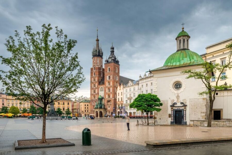Old Town, St. Mary's Basilica and Rynek Underground Tour - Small rules that can trip you up (so you don’t lose time)