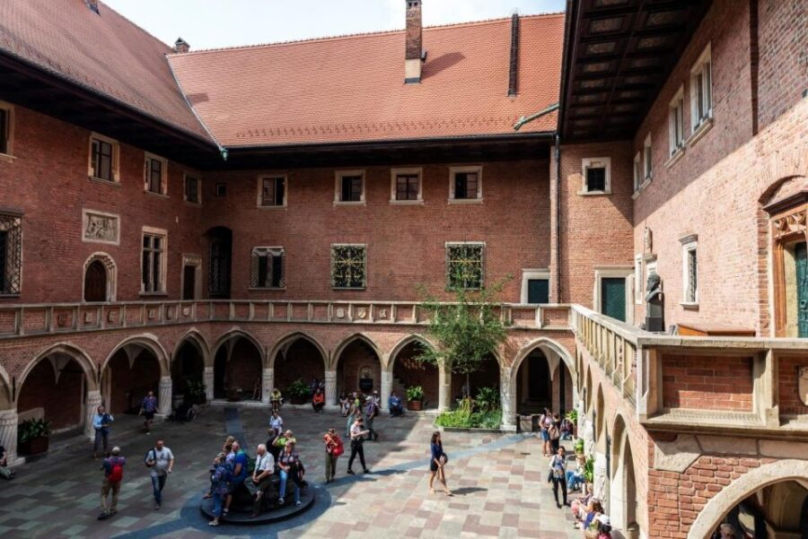 Old Town, St. Mary's Basilica and Rynek Underground Tour - How the 3-hour pace feels in real life