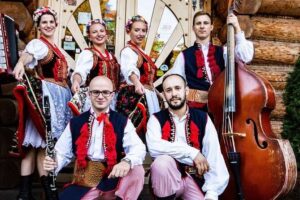 Polish Folk Show and Dinner From Krakow - The show: Polish folk dancing, singing, and photo-friendly costumes