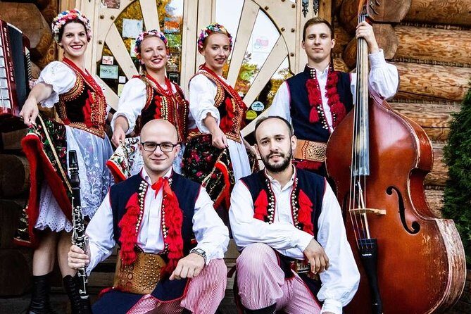 Polish Folk Show and Dinner From Krakow - The show: Polish folk dancing, singing, and photo-friendly costumes