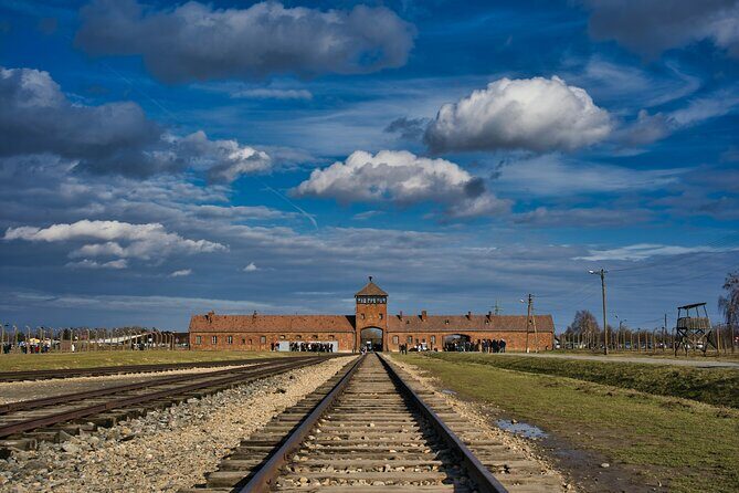 Private Guided Tour Auschwitz Birkenau with Transport from Krakow - Auschwitz I Museum: where the guide helps you read the place