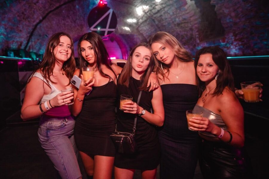 VIP Club Entry and Booth Booking - Where You Fit Into the Night: Timing and Planning Tips